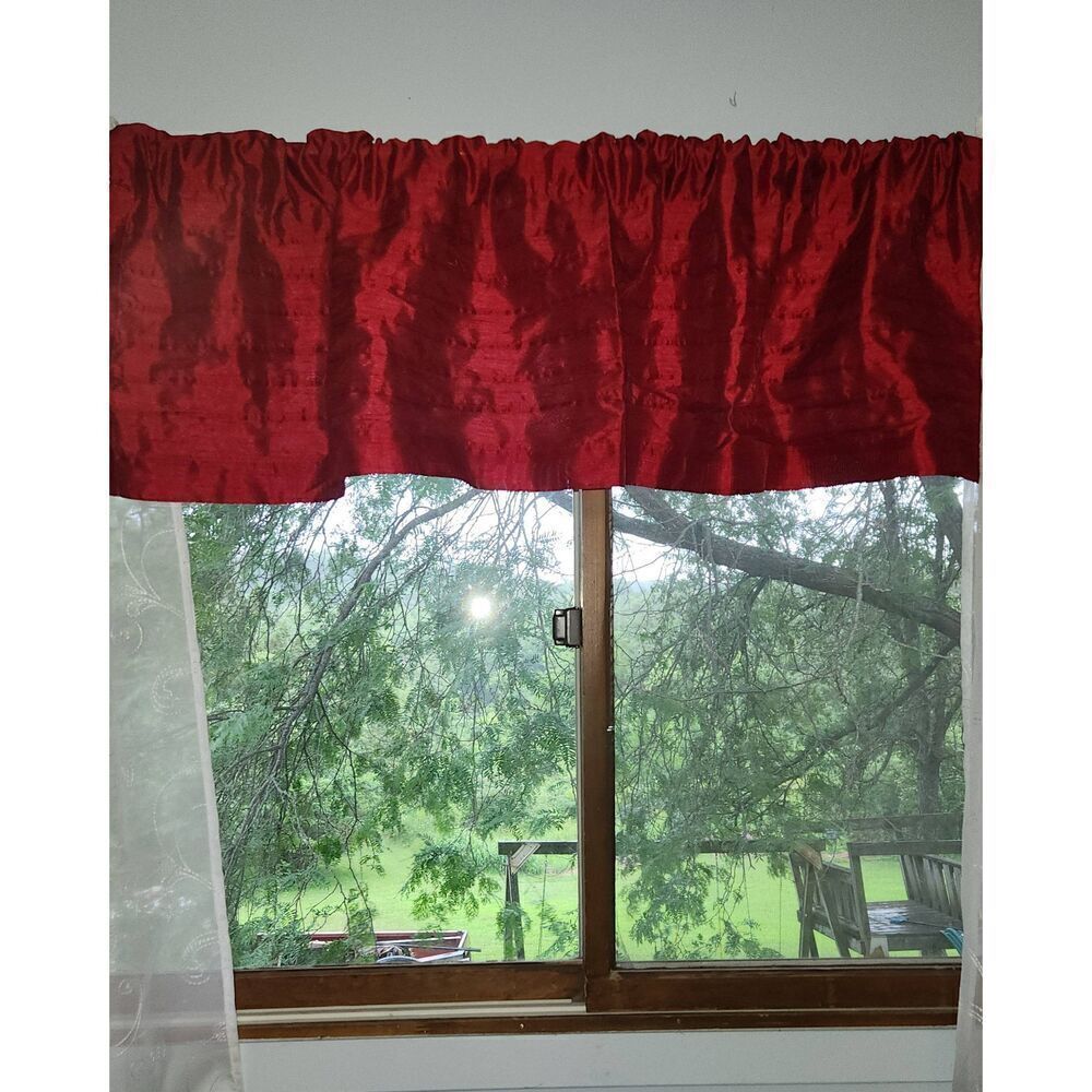 Threshold-four red valances.